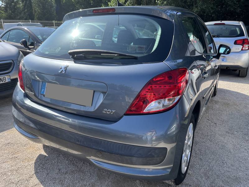 Voiture d’occasion PEUGEOT 207 Ph2 1.6 HDI 90 Active. 5p. 1ère Main. Avec climatisation et radio CD MP3 commande au volant. Garantie 12 Mois.