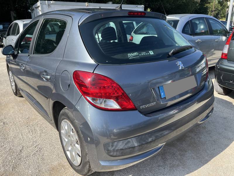 Voiture d’occasion PEUGEOT 207 Ph2 1.6 HDI 90 Active. 5p. 1ère Main. Avec climatisation et radio CD MP3 commande au volant. Garantie 12 Mois.