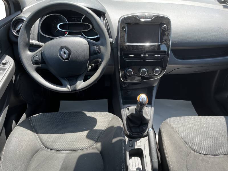 Voiture d’occasion RENAULT CLIO IV 1.5 DCI 75 EXPRESSION. 5p. avec climatisation et + Limiteur de vitesse ainsi que LEDS. Garantie 12 Mois.