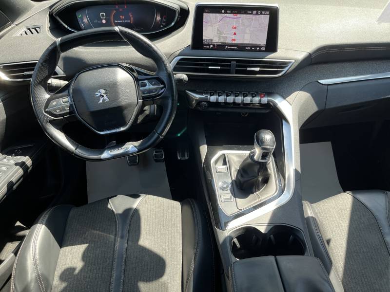 Voiture d’occasion PEUGEOT 5008 II 1.5 BLUE HDI 130 GT Line. BV6. 7P. Avec GPS Europe tactile et Toit Ouvrant Panoramique ainsi que Radars AV+ AR + Caméra. Garantie 12 Mois.