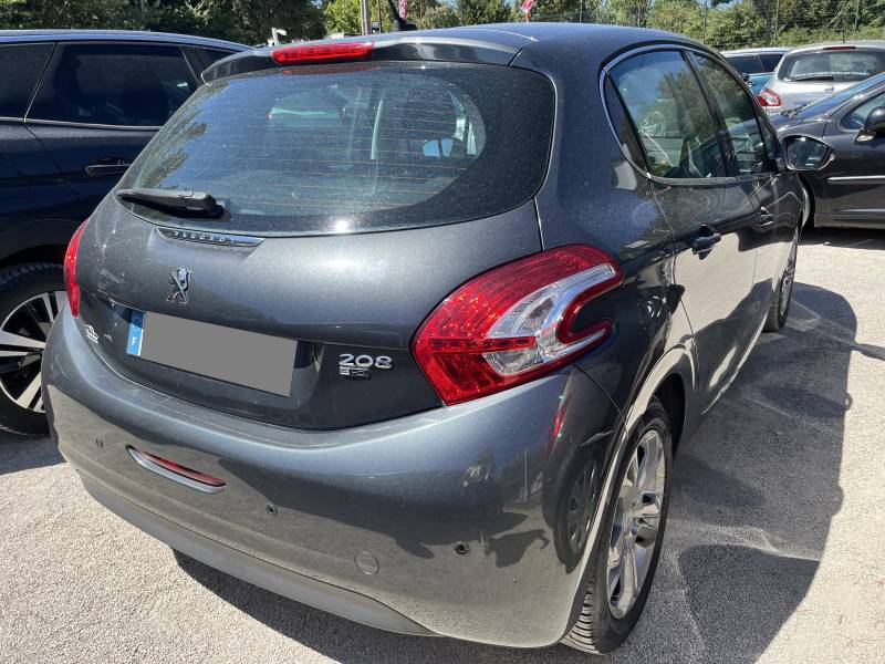 Voiture d’occasion PEUGEOT 208 1.6 HDI 92 Allure. 5p. avec Radars de recul et GPS Europe tactile ainsi que Climatisation Automatique Bizone. Garantie 12 Mois.