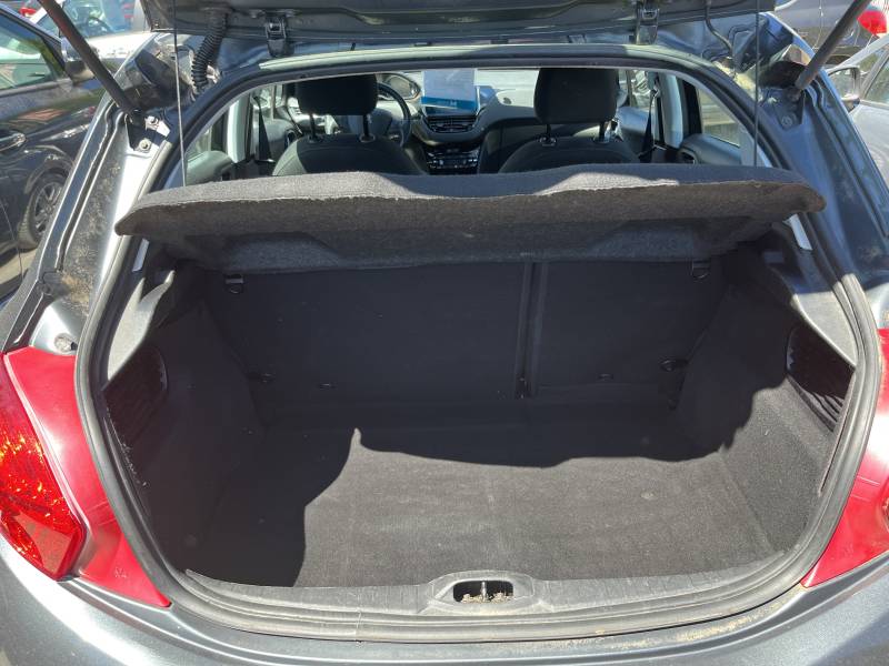 Voiture d’occasion PEUGEOT 208 1.6 HDI 92 Allure. 5p. avec Radars de recul et GPS Europe tactile ainsi que Climatisation Automatique Bizone. Garantie 12 Mois.