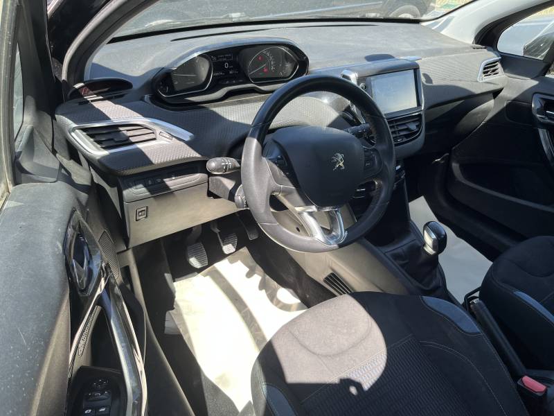 Voiture d’occasion PEUGEOT 208 1.6 HDI 92 Allure. 5p. avec Radars de recul et GPS Europe tactile ainsi que Climatisation Automatique Bizone. Garantie 12 Mois.