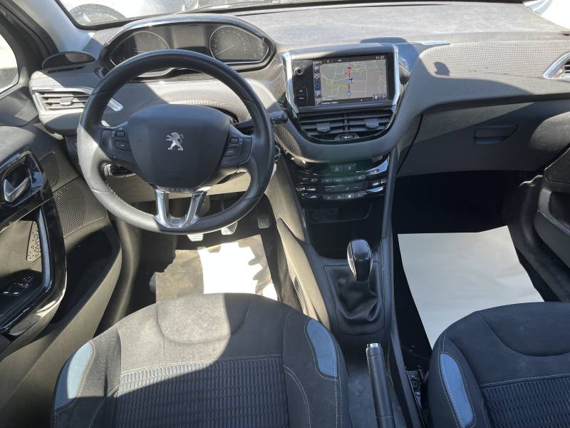 Voiture d’occasion PEUGEOT 208 1.6 HDI 92 Allure. 5p. avec Radars de recul et GPS Europe tactile ainsi que Climatisation Automatique Bizone. Garantie 12 Mois.