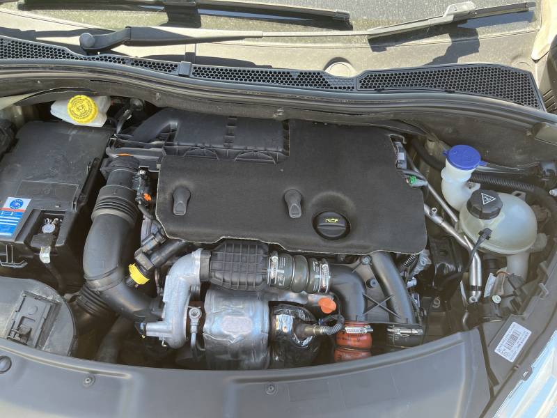 Voiture d’occasion PEUGEOT 208 1.6 HDI 92 Allure. 5p. avec Radars de recul et GPS Europe tactile ainsi que Climatisation Automatique Bizone. Garantie 12 Mois.