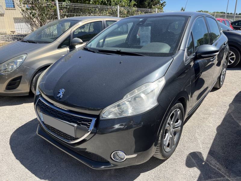 Voiture d’occasion PEUGEOT 208 1.6 HDI 92 Allure. 5p. avec Radars de recul et GPS Europe tactile ainsi que Climatisation Automatique Bizone. Garantie 12 Mois.