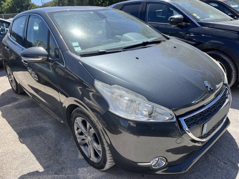 Voiture d’occasion PEUGEOT 208 1.6 HDI 92 Allure. 5p. avec Radars de recul et GPS Europe tactile ainsi que Climatisation Automatique Bizone. Garantie 12 Mois.