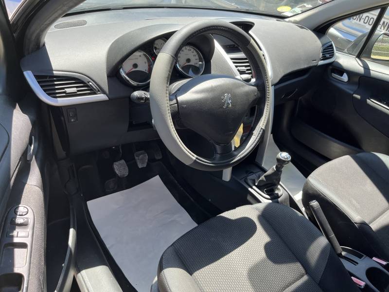 Véhicule d’Occasion PEUGEOT 207 Ph2 1.6 HDI 92 Business 5p. avec Radars de Recul et GPS Europe Ainsi que Régulateur de Vitesse. Garantie 12 Mois.