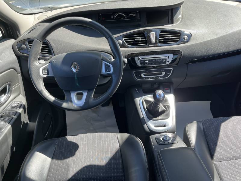 Voiture d’occasion RENAULT SCENIC III Ph2. 1.6 DCI 130 Bose Editon. 5p. avec GSP Europe et Sièges Semi-Cuir ainsi que Radars AV+AR. Garantie 12 Mois.