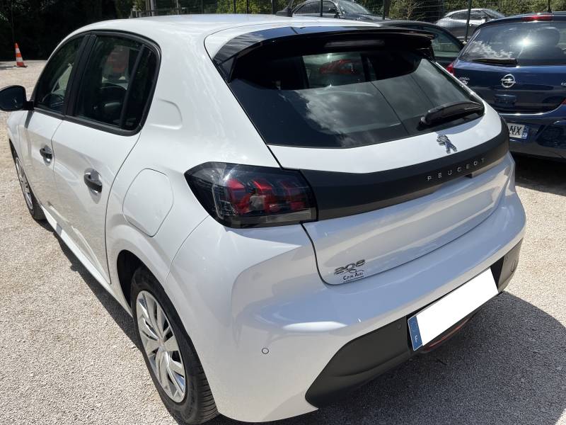 Voiture d’occasion PEUGEOT 208 II 1.5 HDI 102 Premium. BV6. 5p. 1ère Main avec GPS Europe Tactile et CarPlay ainsi que Radars de Recul. Garantie 12 Mois.