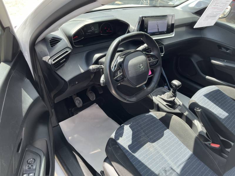 Voiture d’occasion PEUGEOT 208 II 1.5 HDI 102 Premium. BV6. 5p. 1ère Main avec GPS Europe Tactile et CarPlay ainsi que Radars de Recul. Garantie 12 Mois.