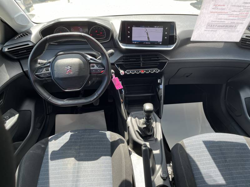 Voiture d’occasion PEUGEOT 208 II 1.5 HDI 102 Premium. BV6. 5p. 1ère Main avec GPS Europe Tactile et CarPlay ainsi que Radars de Recul. Garantie 12 Mois.