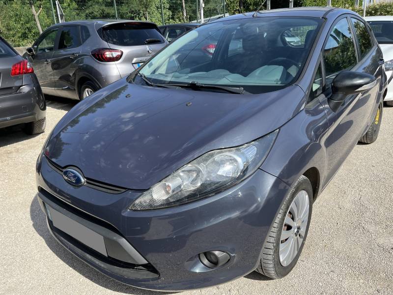 Voiture d’occasion FORD FIESTA 1.4 TDCI 70 Ambiente. 5p. avec climatisation et Radio CD MP3. Garantie 12 Mois.