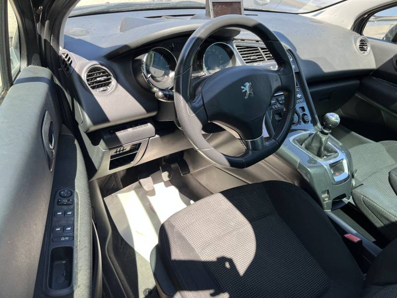 Voiture d’occasion PEUGEOT 5008 1.6 HDI 112 PREMIUM PACK. 7 Places. BV6. 1ère Main. Avec Toit Panoramique + Rabat Electrique et Radar de Recul ainsi que GPS Europe. Garantie 12 Mois.