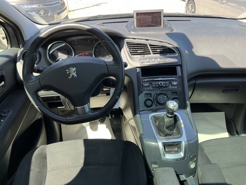 Voiture d’occasion PEUGEOT 5008 1.6 HDI 112 PREMIUM PACK. 7 Places. BV6. 1ère Main. Avec Toit Panoramique + Rabat Electrique et Radar de Recul ainsi que GPS Europe. Garantie 12 Mois.
