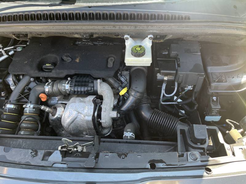 Voiture d’occasion PEUGEOT 5008 1.6 HDI 112 PREMIUM PACK. 7 Places. BV6. 1ère Main. Avec Toit Panoramique + Rabat Electrique et Radar de Recul ainsi que GPS Europe. Garantie 12 Mois.