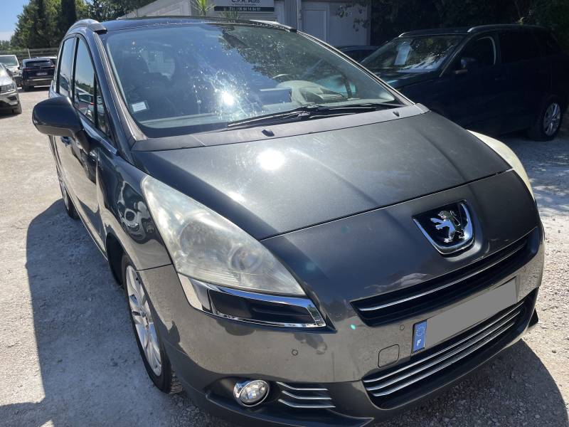 Voiture d’occasion PEUGEOT 5008 1.6 HDI 112 PREMIUM PACK. 7 Places. BV6. 1ère Main. Avec Toit Panoramique + Rabat Electrique et Radar de Recul ainsi que GPS Europe. Garantie 12 Mois.