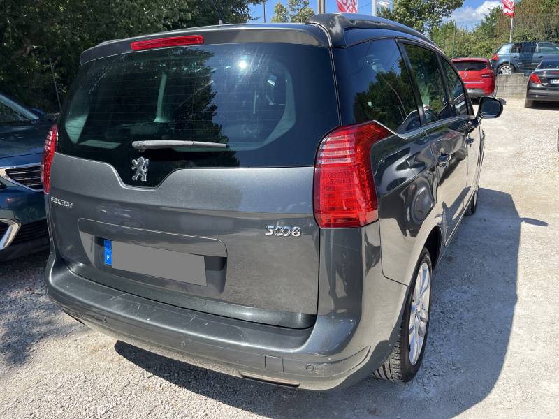 Voiture d’occasion PEUGEOT 5008 1.6 HDI 112 PREMIUM PACK. 7 Places. BV6. 1ère Main. Avec Toit Panoramique + Rabat Electrique et Radar de Recul ainsi que GPS Europe. Garantie 12 Mois.