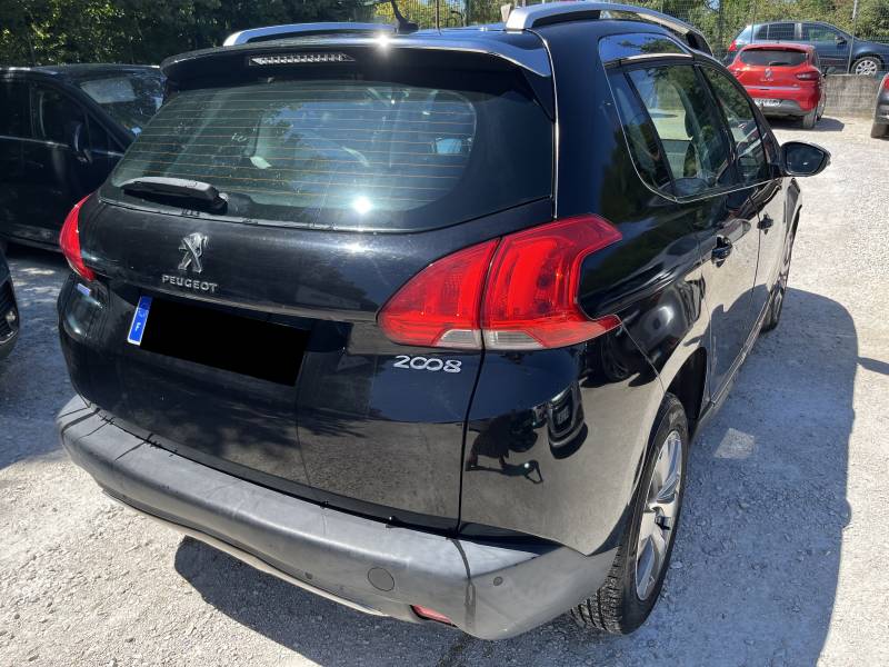  voiture d’occasion PEUGEOT 2008 affiche 141.227 km d’origine garantis, ce qui en fait un choix pertinent pour une utilisation quotidienne comme pour les longs trajets. A ORANGE