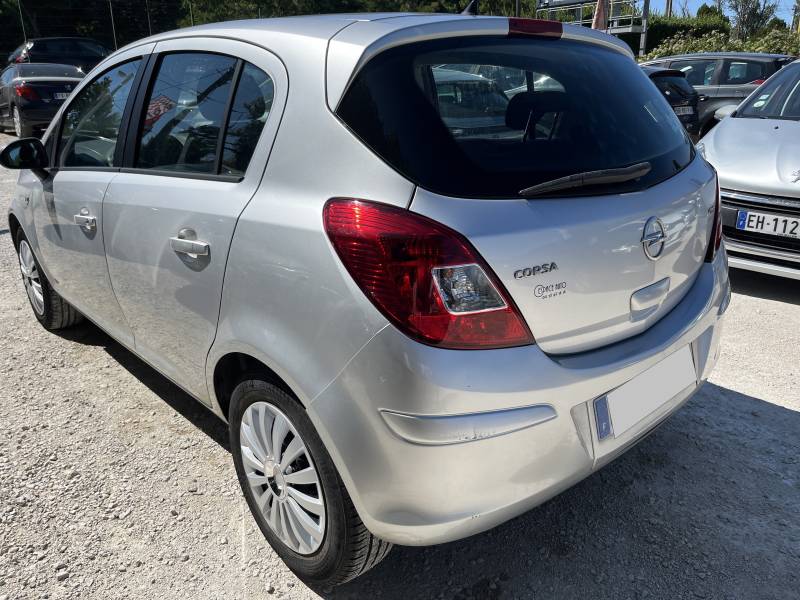 Voiture d’occasion OPEL CORSA 1.3 CDTI 75 Edition. 5p. avec climatisation et radio CD MP3 commande au volant. Garantie 12 Mois.