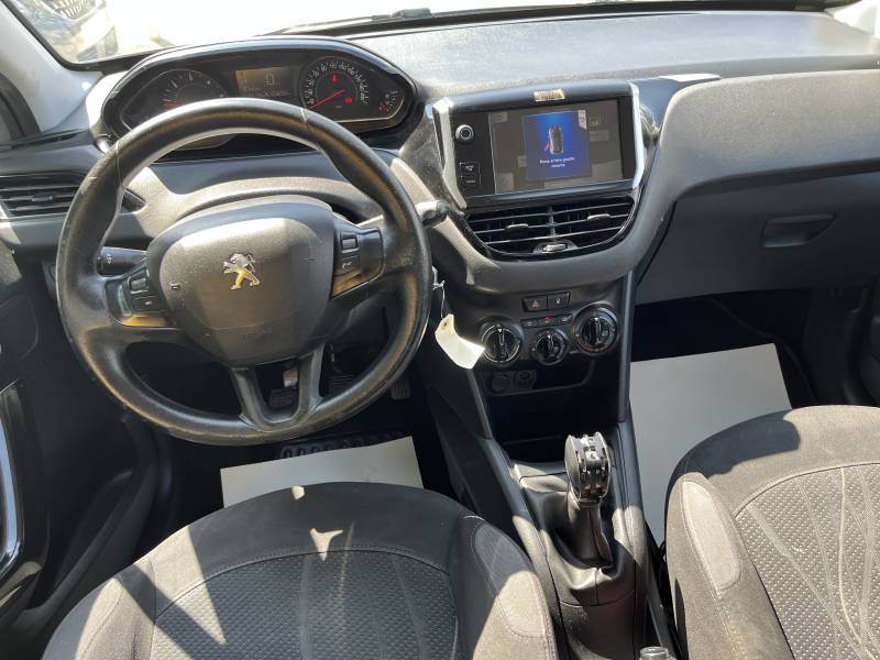 Voiture d’occasion PEUGEOT 208 1.4 HDi 70 Active 5p. Avec climatisation et régulateur de vitesse ainsi écran tactile. Garantie 12 Mois.
