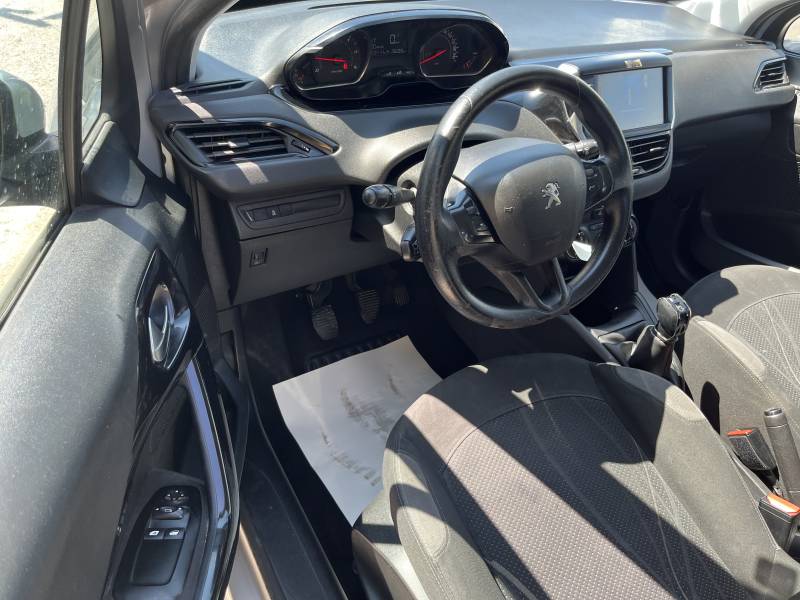 Voiture d’occasion PEUGEOT 208 1.4 HDi 70 Active 5p. Avec climatisation et régulateur de vitesse ainsi écran tactile. Garantie 12 Mois.