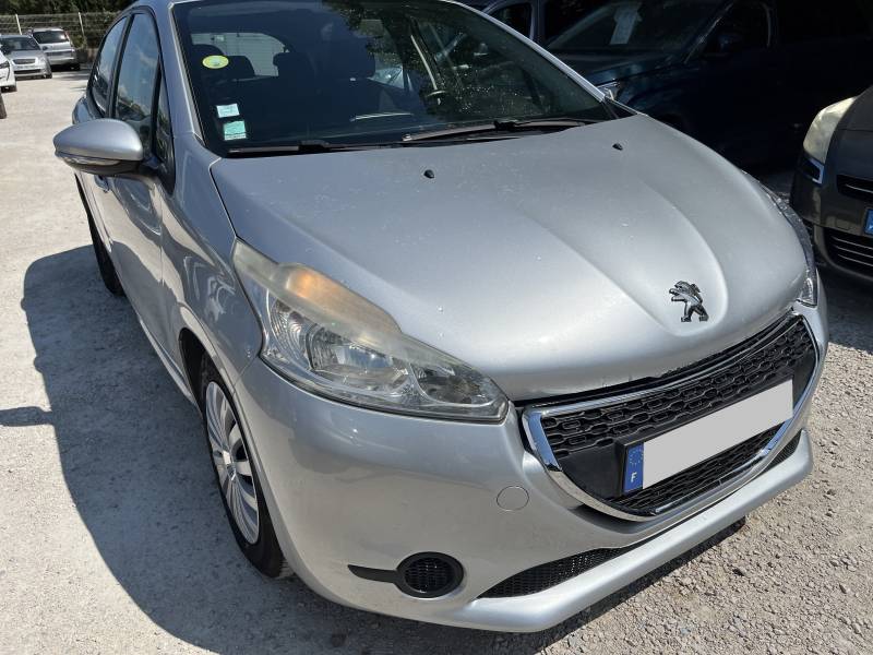 Voiture vendu Révisé et GARANTIE 12 mois avec extension de garantie possible jusqu’à 5 ans.   Options & équipement :   Extérieur :   -	Peinture métallisée verni -	Antibrouillards AV   Confort :   -	Climatisation -	Vitres électriques  -	Boîte manuelle  -	R