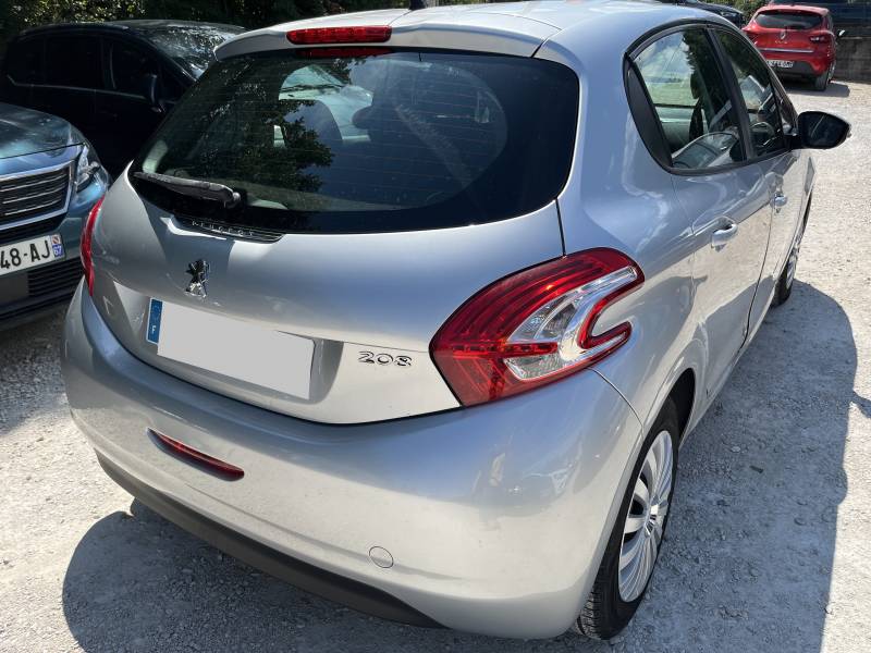 Voiture d’occasion PEUGEOT 208 1.4 HDi 70 Active 5p. Avec climatisation et régulateur de vitesse ainsi écran tactile. Garantie 12 Mois.