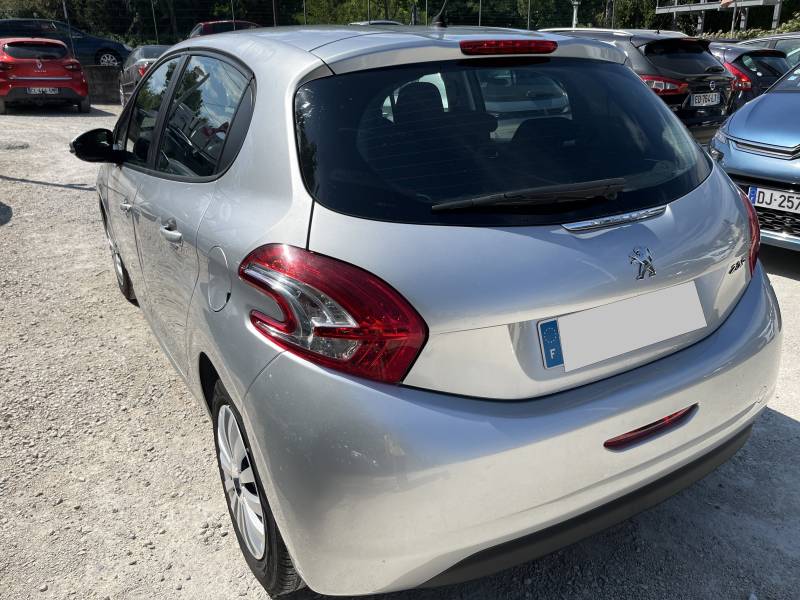 Venez découvrir cette PEUGEOT 208 1.4 HDi 70 Active 5p avec climatisation, régulateur de vitesse et écran tactile chez CPM Auto à Avignon.