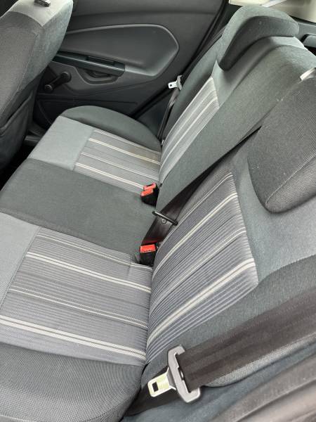 Voiture d’occasion FORD FIESTA 1.4 TDCI 70 Trend. 5p. avec climatisation et Radio CD MP3. Garantie 12 Mois.