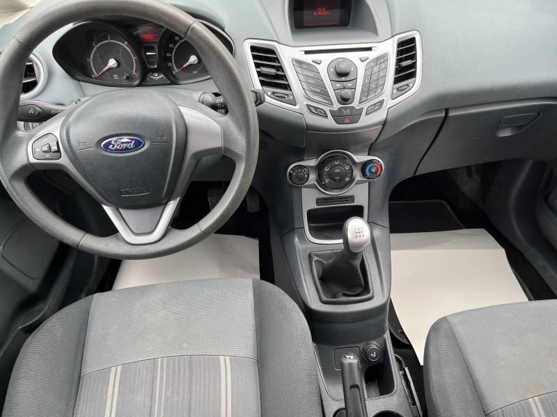 Voiture d’occasion FORD FIESTA 1.4 TDCI 70 Trend. 5p. avec climatisation et Radio CD MP3. Garantie 12 Mois.