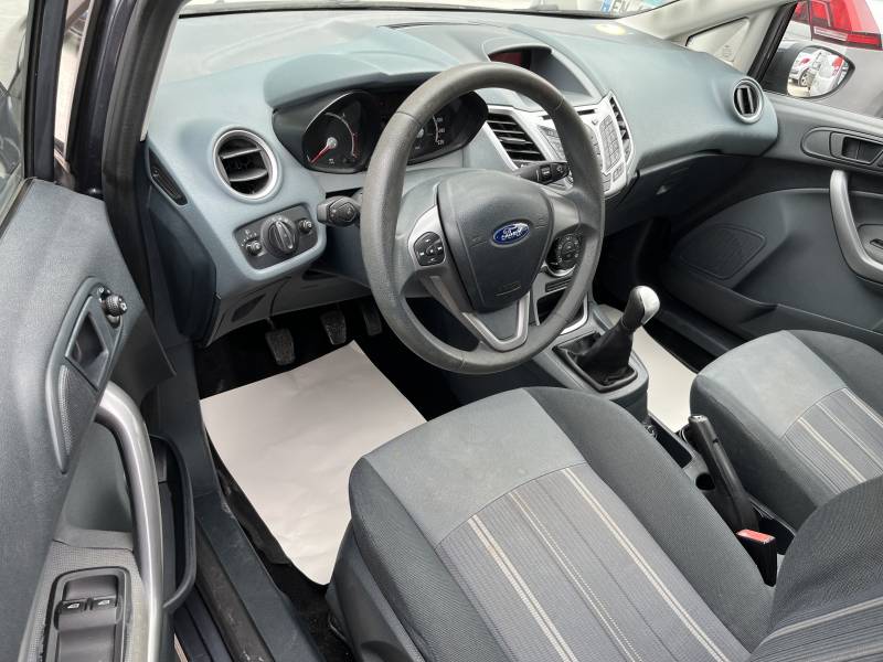 Voiture d’occasion FORD FIESTA 1.4 TDCI 70 Trend. 5p. avec climatisation et Radio CD MP3. Garantie 12 Mois.