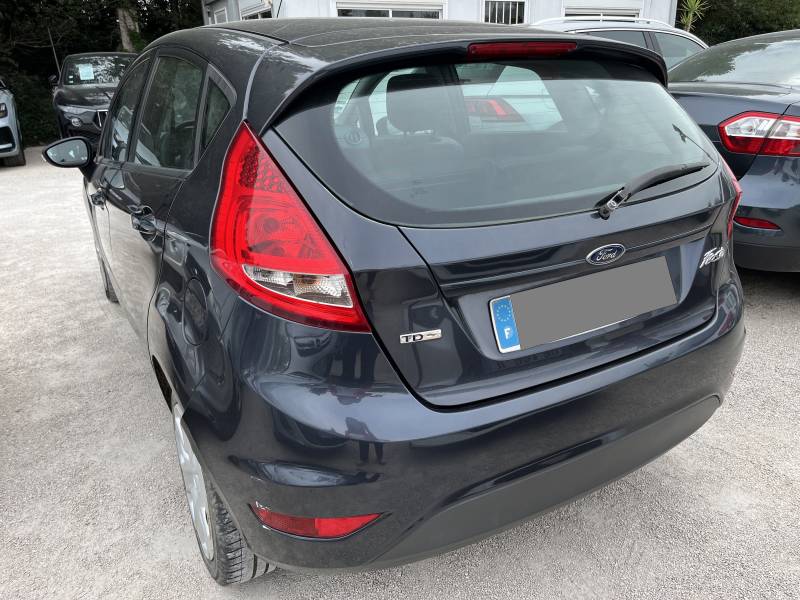 Voiture d’occasion FORD FIESTA 1.4 TDCI 70 Trend. 5p. avec climatisation et Radio CD MP3. Garantie 12 Mois.