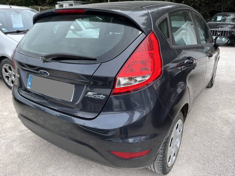 Voiture d’occasion FORD FIESTA 1.4 TDCI 70 Trend. 5p. avec climatisation et Radio CD MP3. Garantie 12 Mois.