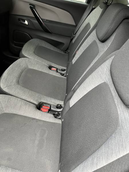 Voiture d’occasion CITROEN C4 PICASSO II Ph2 1.6 Blue HDI 120 Feel. 5p. Avec Crochet d’Attelage AR et Radars AV et AR ainsi que CarPlay. Garantie 12 Mois.