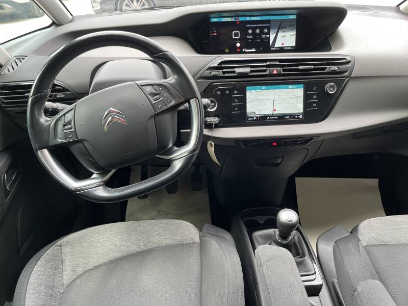 Voiture d’occasion CITROEN C4 PICASSO II Ph2 1.6 Blue HDI 120 Feel. 5p. Avec Crochet d’Attelage AR et Radars AV et AR ainsi que CarPlay. Garantie 12 Mois.
