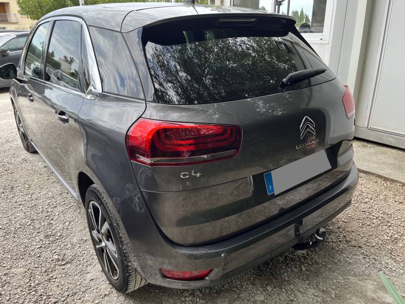 Voiture d’occasion CITROEN C4 PICASSO II Ph2 1.6 Blue HDI 120 Feel. 5p. Avec Crochet d’Attelage AR et Radars AV et AR ainsi que CarPlay. Garantie 12 Mois.