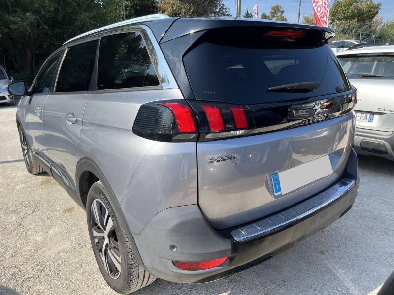 Voiture d’occasion PEUGEOT 5008 II 1.5 BLUE HDI 130 Allure Business. BV6. 7P. avec CarPlay et Radar AV et AR ainsi que caméra de recul. Garantie 12 Mois.