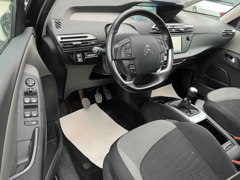 Voiture d’occasion CITROEN C4 PICASSO II 1.6 Blue HDI 120 Feel. 5p. Avec GPS Europe Tactile et Radars AV et AR ainsi que régulateur et limiteur de vitesse. Garantie 12 Mois.
