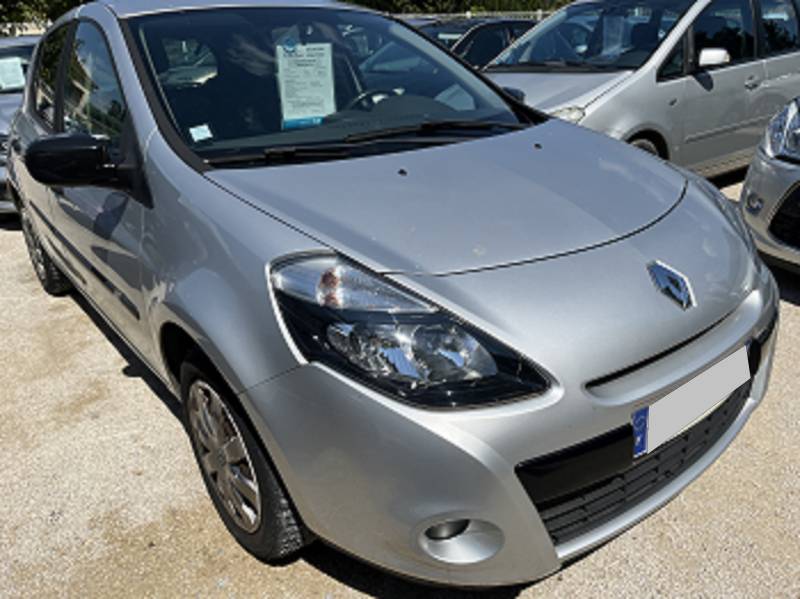 Voiture d’occasion RENAULT CLIO III Ph2 1.5 DCI 70 Night & Day 5p. Garantie 12 Mois. Avec climatisation et Sièges Semi-Cuir. Garantie 12 Mois.