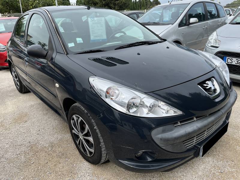 Voiture d’occasion PEUGEOT 206 + 1.4 HDI 70 TRENDY. 5p. avec Climatisation Automatique et Radio CD MP3 commande au volant. Garantie 12 Mois.