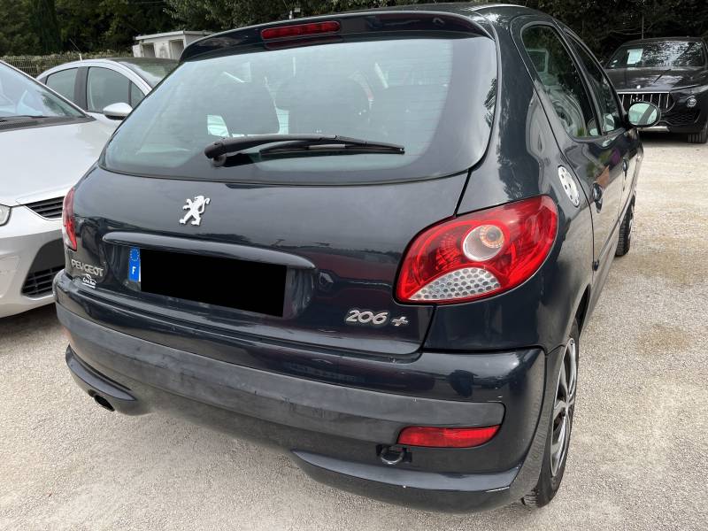Voiture d’occasion PEUGEOT 206 + 1.4 HDI 70 TRENDY. 5p. avec Climatisation Automatique et Radio CD MP3 commande au volant. Garantie 12 Mois.