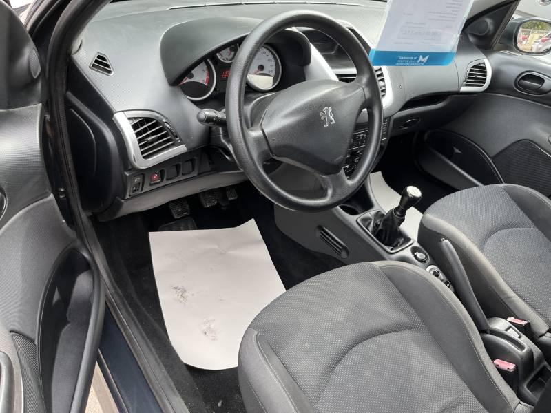 Voiture d’occasion PEUGEOT 206 + 1.4 HDI 70 TRENDY. 5p. avec Climatisation Automatique et Radio CD MP3 commande au volant. Garantie 12 Mois.