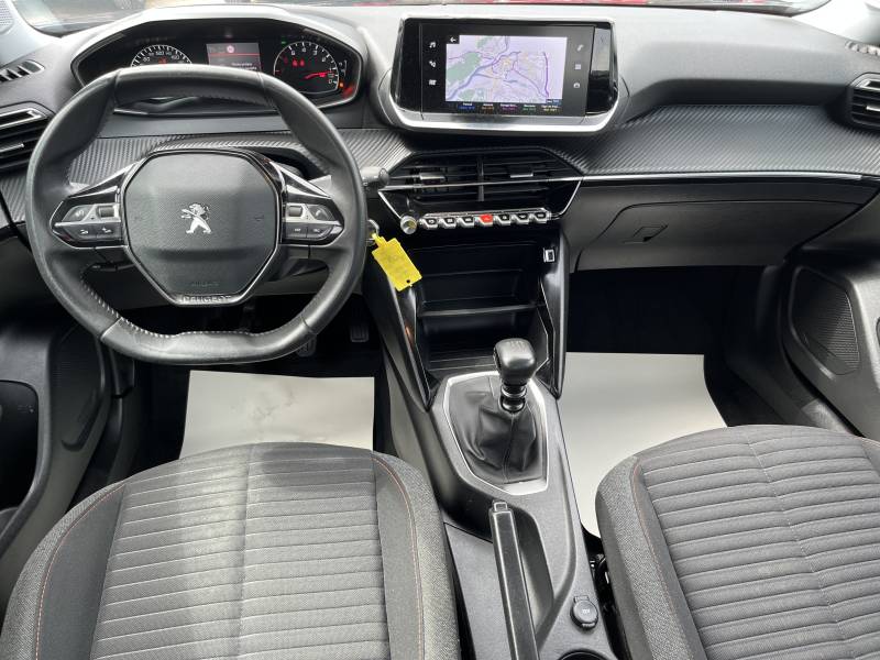 Avec sa couleur Noir Verni, la PEUGEOT 2008 II se distingue par son style sobre et moderne. Sa garantie 12 mois renforce la tranquillité d’esprit pour un achat sécurisé. A NIMES