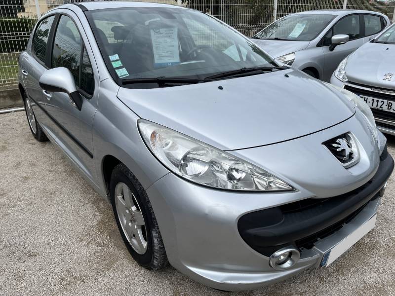 Son faible kilométrage garanti de 107.618 km et son année 2010 en font un modèle encore très compétitif sur le marché. A ORANGE