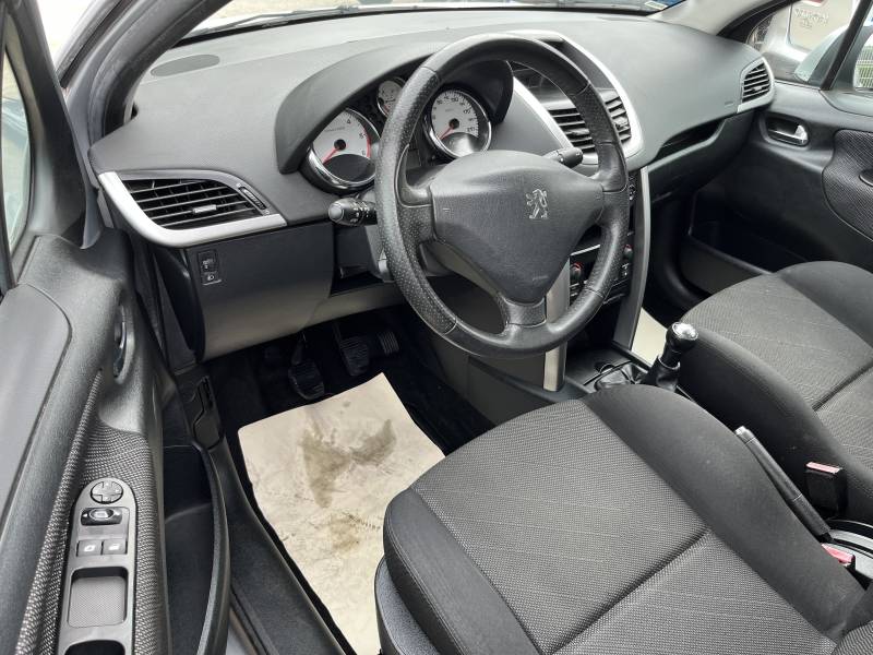 Voiture d’occasion PEUGEOT 207 1.4 HDI 70 Style. 5p. avec Climatisation et Régulateur + Limiteur de vitesse ainsi que Jantes Alu. Garantie 12 Mois.