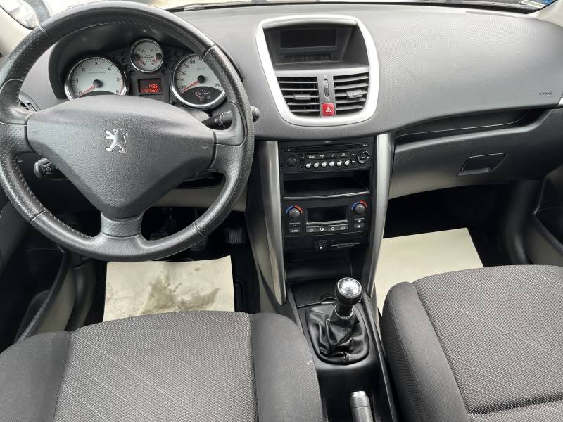 Cette PEUGEOT 207 d’occasion se distingue également par sa couleur élégante Gris Alu Métal Verni, son gabarit pratique de 5 portes et 5 places, ainsi que sa faible puissance fiscale de 4 CV, idéale pour des coûts d’assurance réduits. A CARPENTRAS