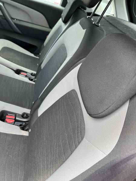 Doté d’un GPS Europe avec écran tactile, de radars de recul avec caméra, ainsi que d’un régulateur et limiteur de vitesse, il offre une conduite sûre et agréable aussi bien en ville qu’en longs trajets. A ARLES