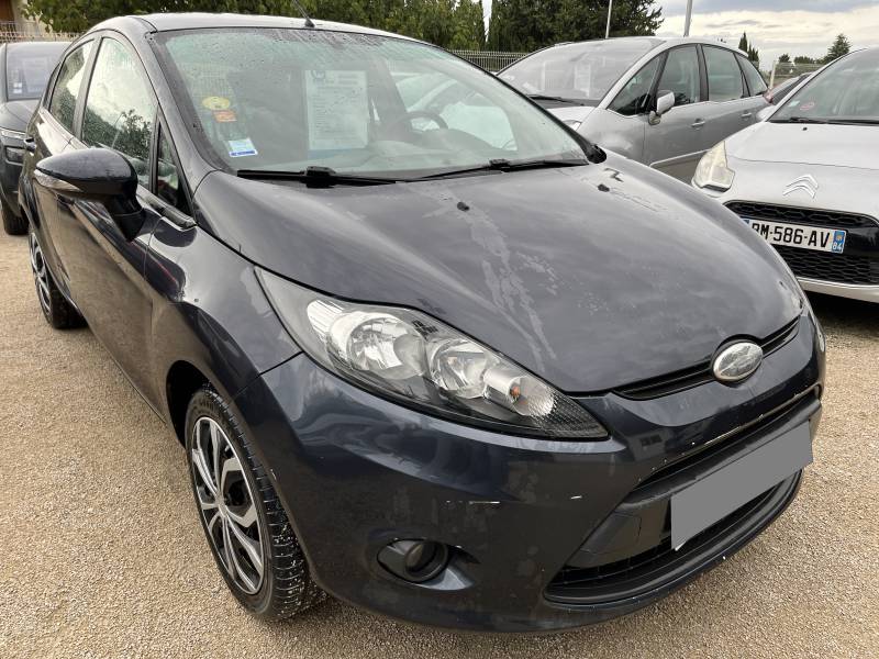 Voiture d’occasion FORD FIESTA 1.4 TDCI 70 Trend. 5p. avec climatisation et Radio CD MP3 commande au volant. Garantie 12 Mois.