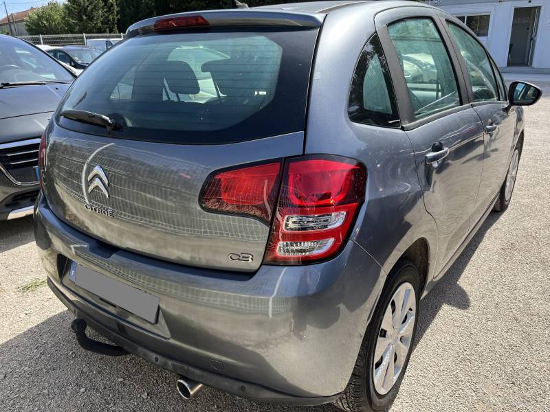 Voiture d’occasion CITROEN C3 II 1.6 HDI 90 Tendance. 5p. Avec climatisation et Régulateur et Limiteur de vitesse ainsi que Crochet d’Attelage AR. Garantie 2 Mois.